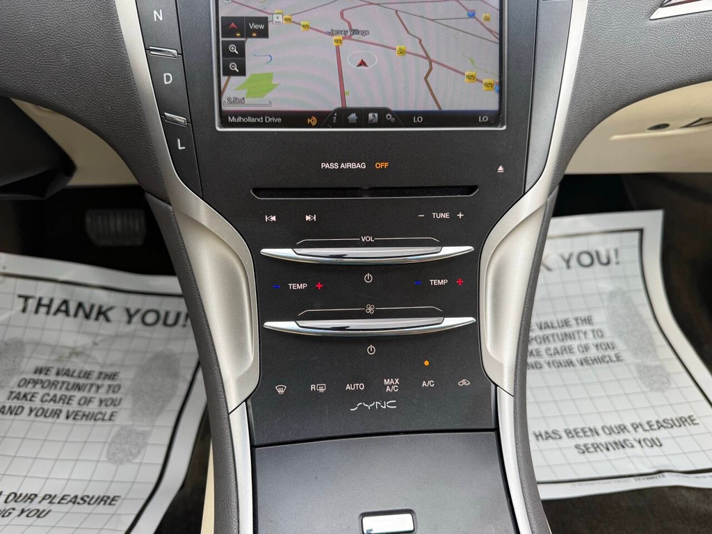 Lincoln MKZ Vehicle Full-screen Gallery Image 28