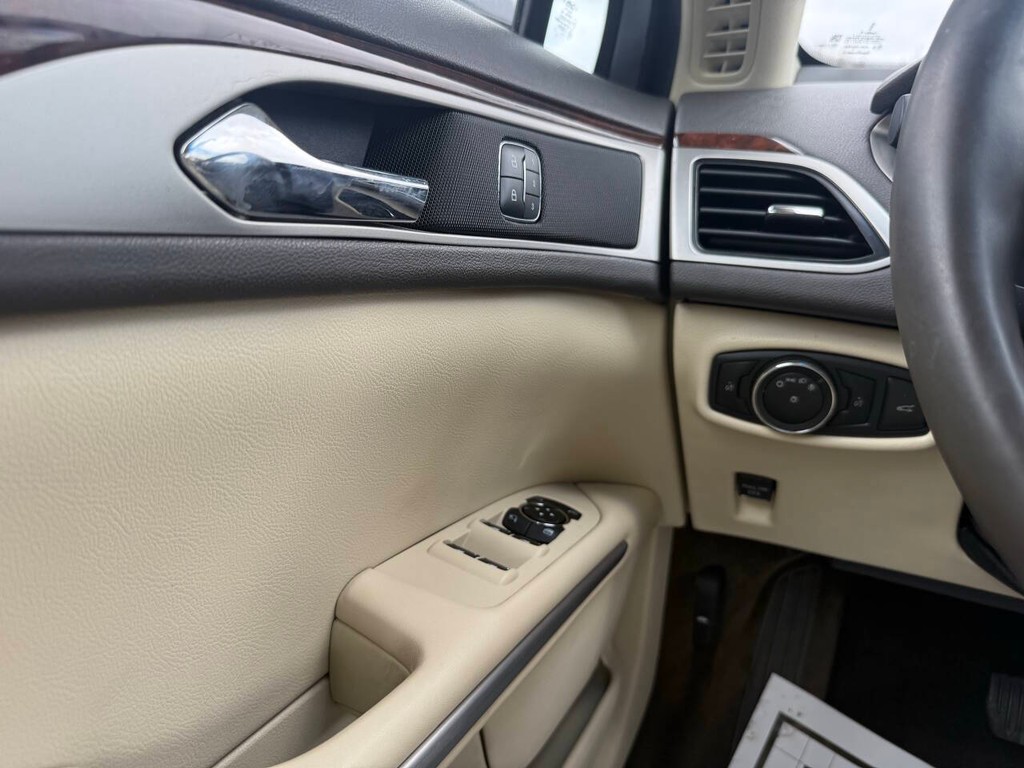 Lincoln MKZ Vehicle Full-screen Gallery Image 29