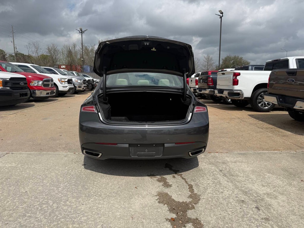 Lincoln MKZ Vehicle Full-screen Gallery Image 35