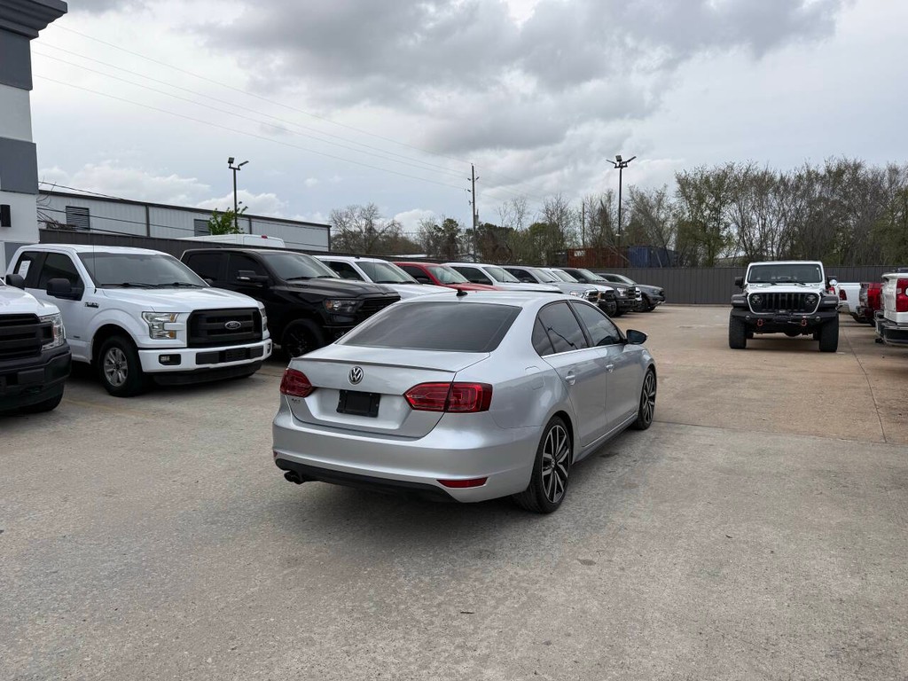 Volkswagen Jetta Sedan Vehicle Full-screen Gallery Image 05