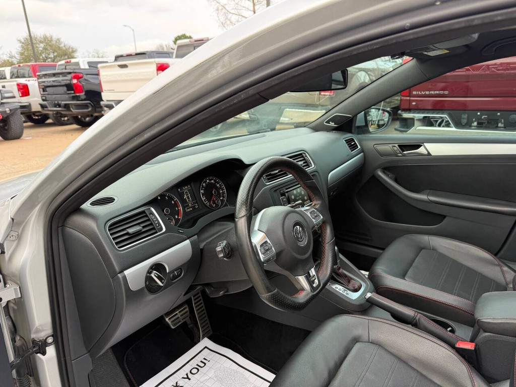 Volkswagen Jetta Sedan Vehicle Full-screen Gallery Image 06