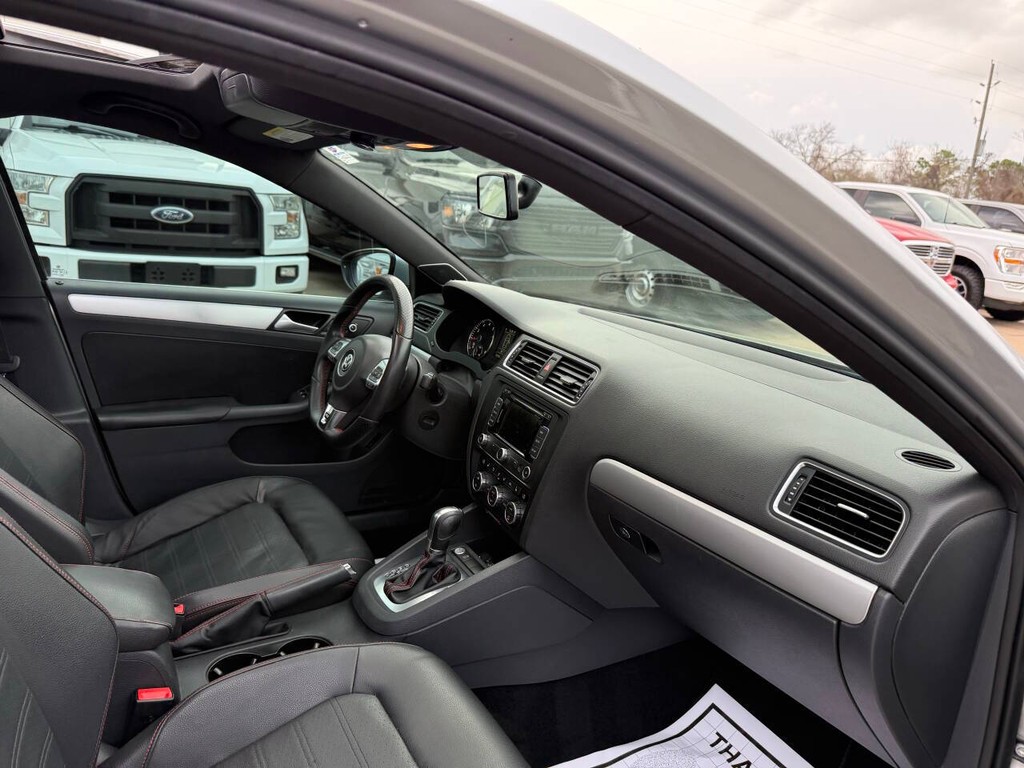 Volkswagen Jetta Sedan Vehicle Full-screen Gallery Image 09