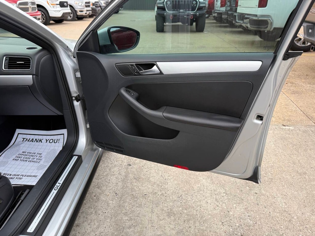 Volkswagen Jetta Sedan Vehicle Full-screen Gallery Image 11