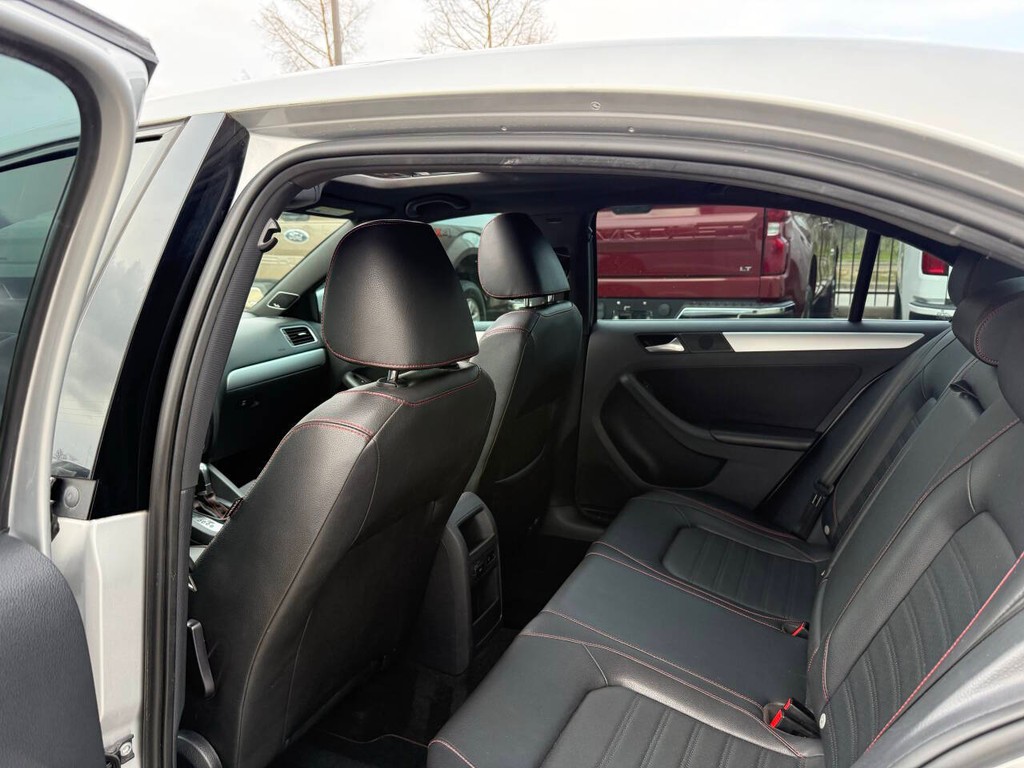 Volkswagen Jetta Sedan Vehicle Full-screen Gallery Image 12