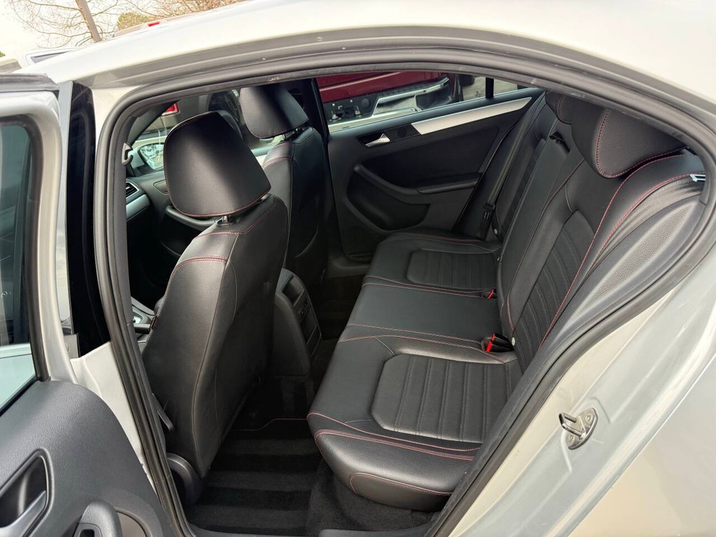 Volkswagen Jetta Sedan Vehicle Full-screen Gallery Image 13