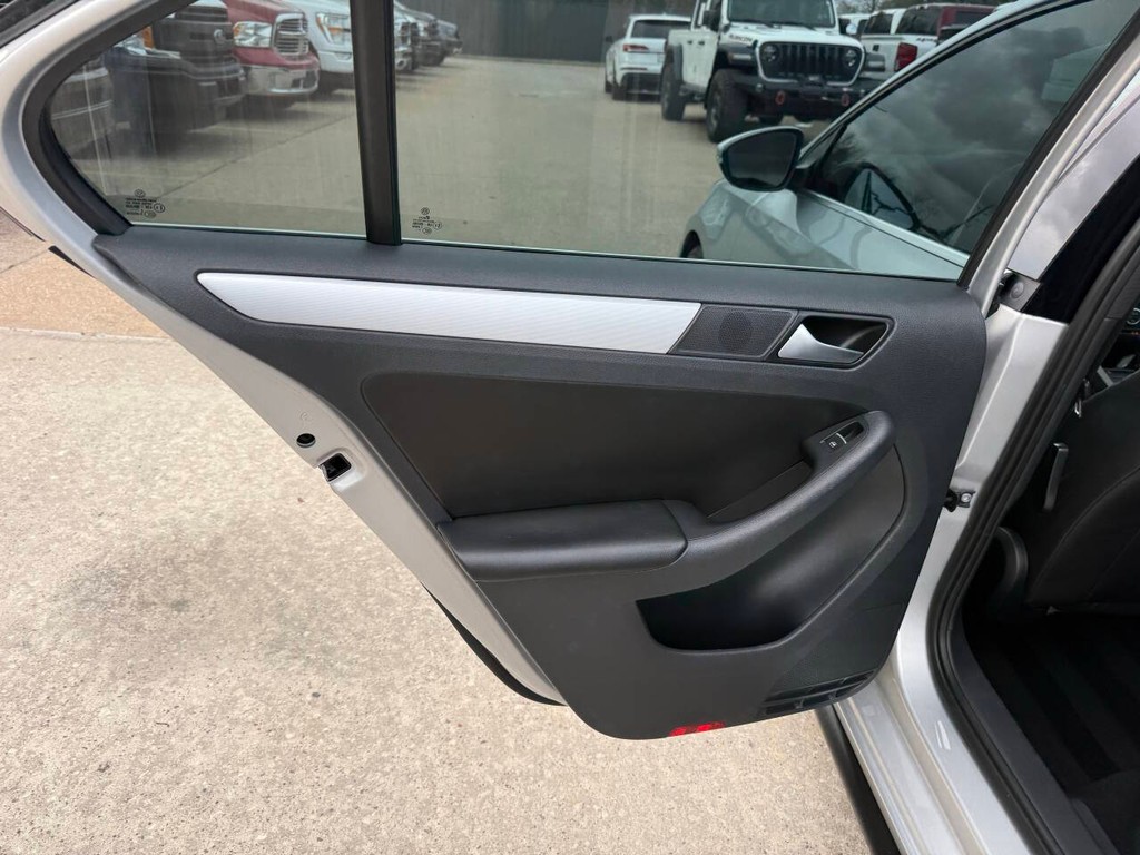 Volkswagen Jetta Sedan Vehicle Full-screen Gallery Image 14