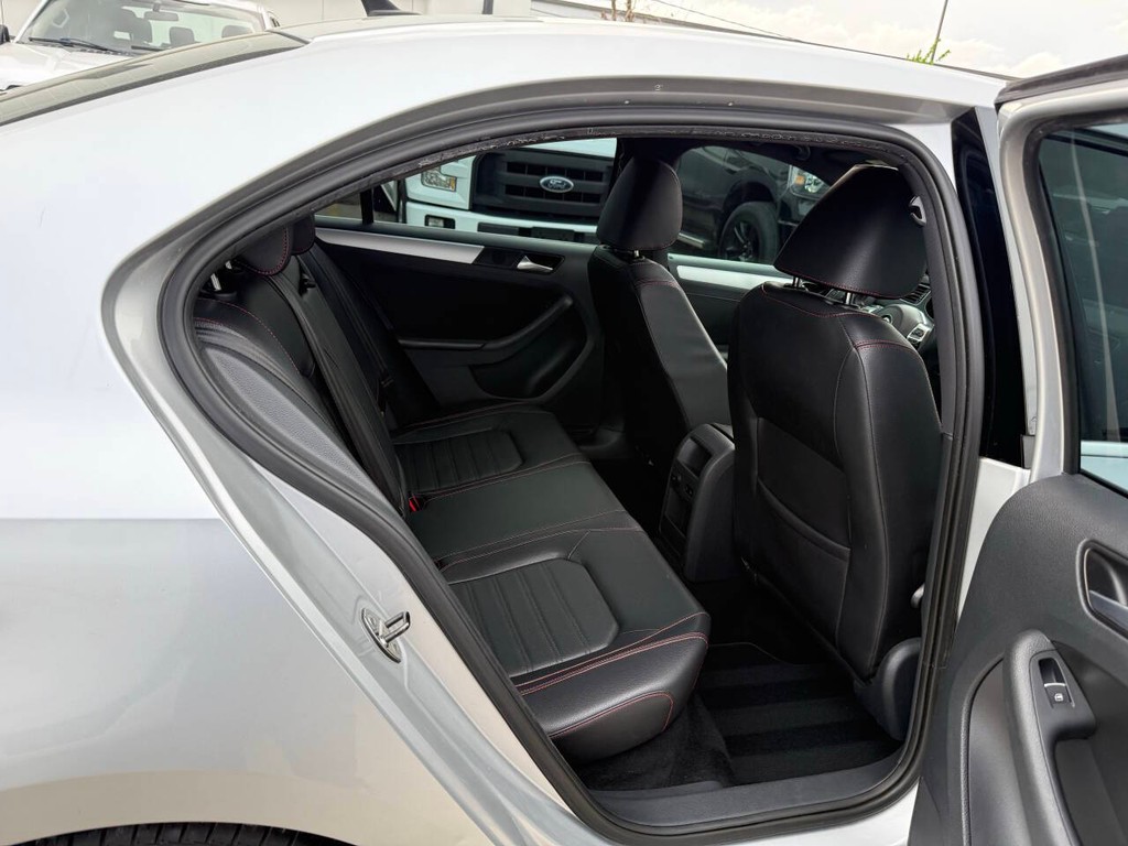 Volkswagen Jetta Sedan Vehicle Full-screen Gallery Image 15