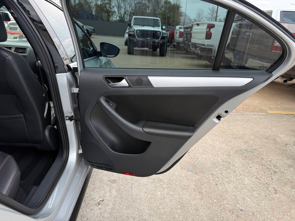 Volkswagen Jetta Sedan Vehicle Full-screen Gallery Image 16