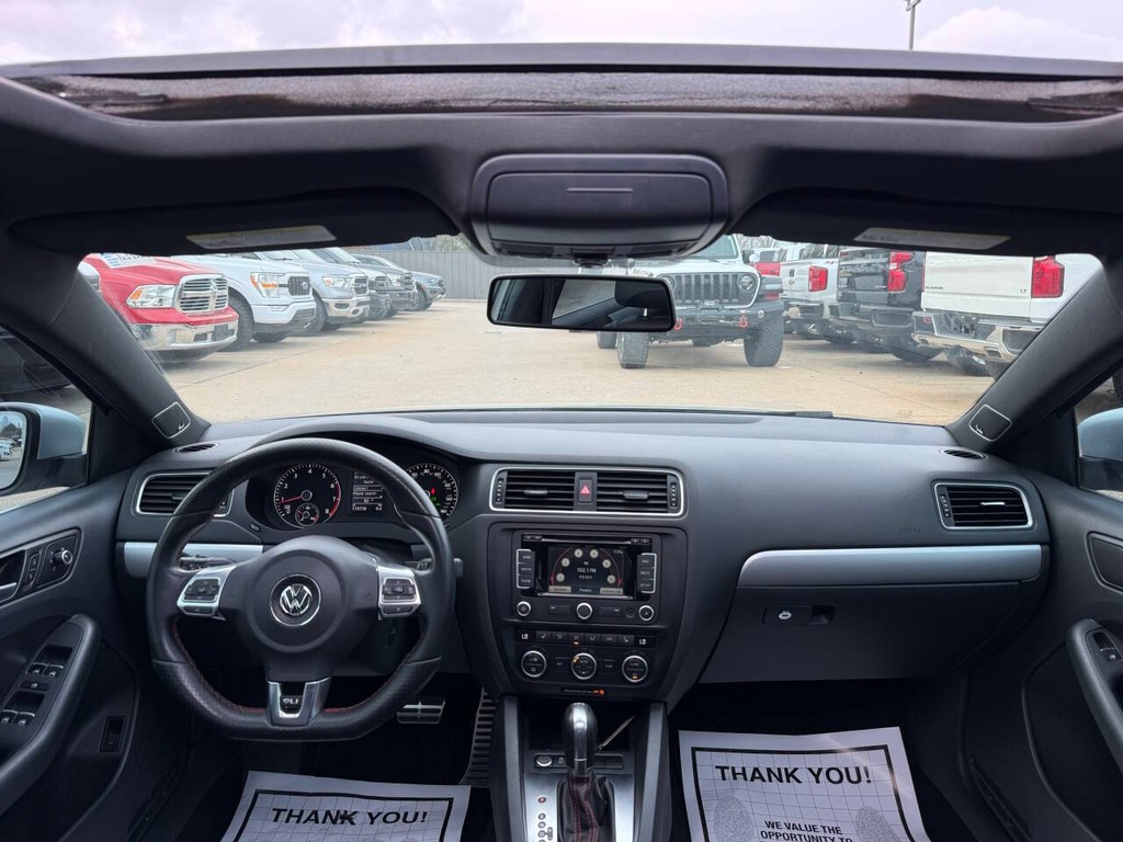 Volkswagen Jetta Sedan Vehicle Full-screen Gallery Image 17