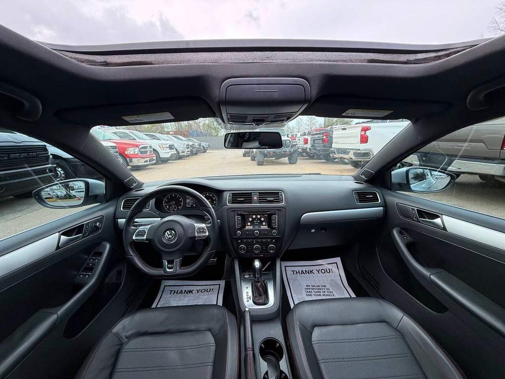 Volkswagen Jetta Sedan Vehicle Full-screen Gallery Image 18