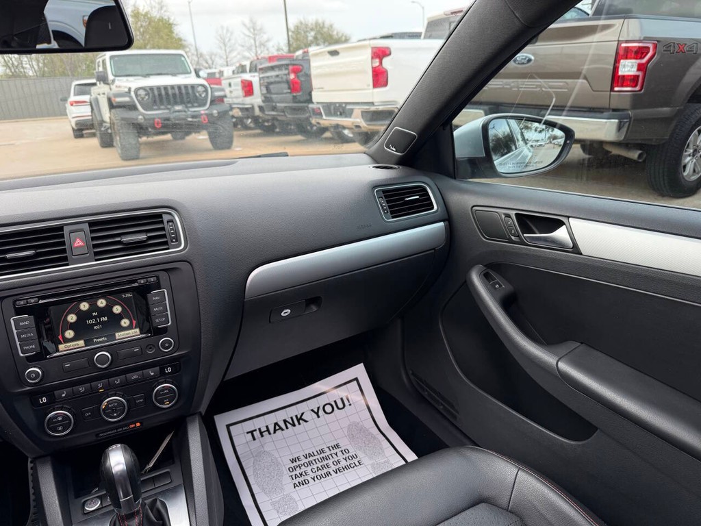 Volkswagen Jetta Sedan Vehicle Full-screen Gallery Image 20