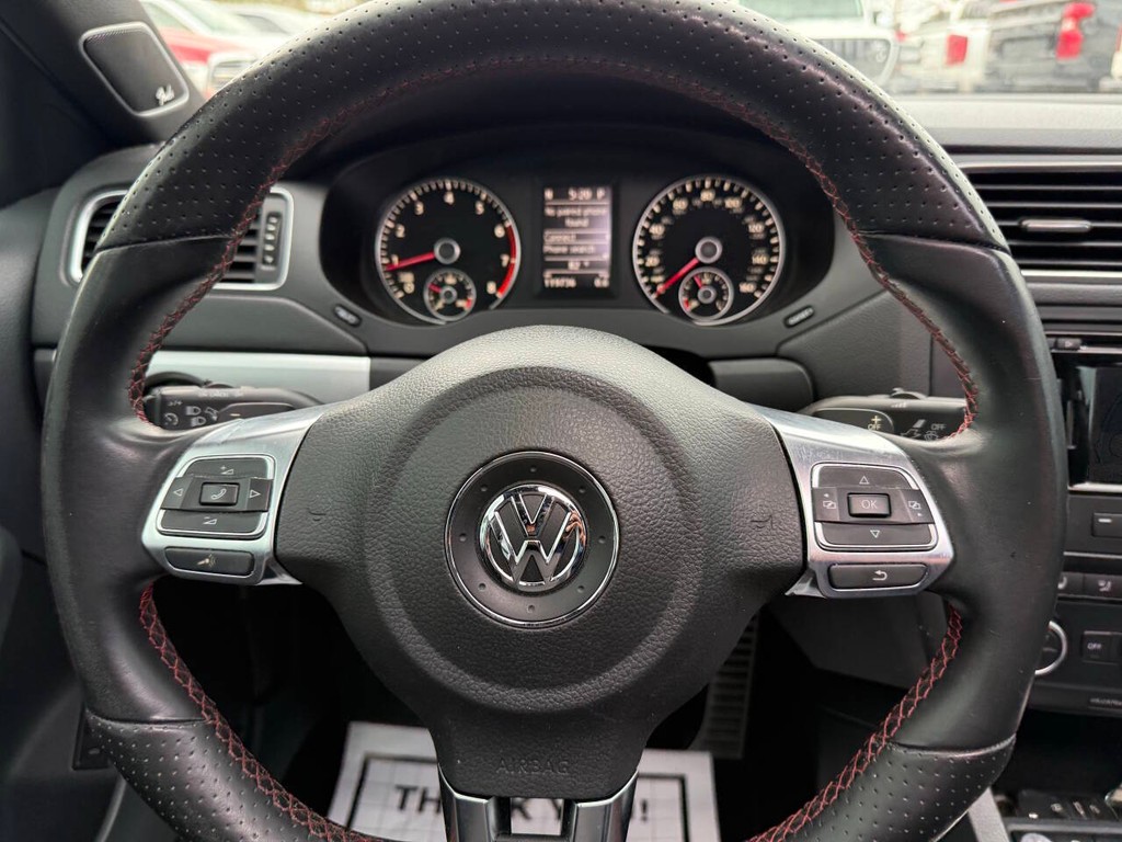 Volkswagen Jetta Sedan Vehicle Full-screen Gallery Image 23