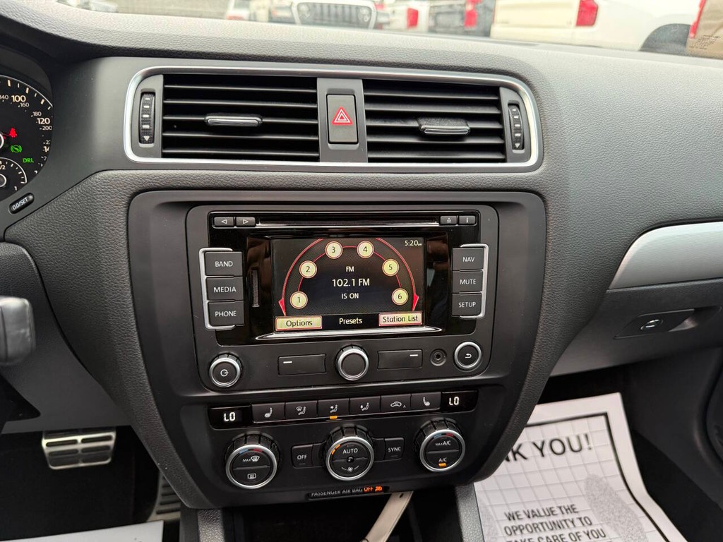 Volkswagen Jetta Sedan Vehicle Full-screen Gallery Image 24