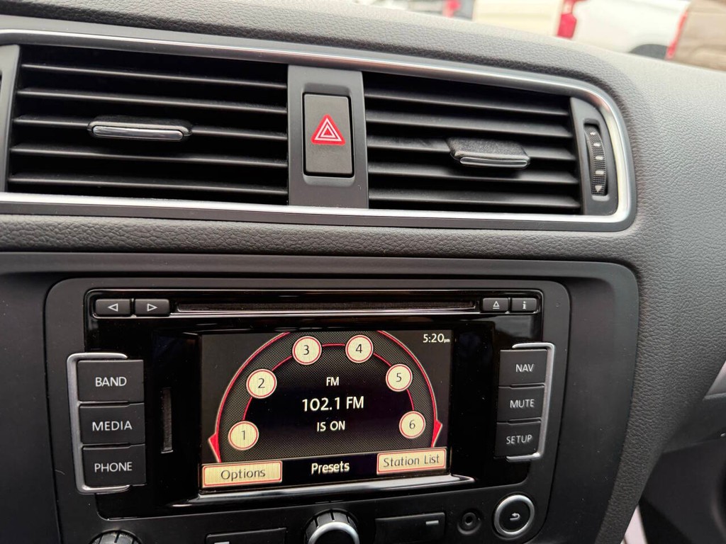 Volkswagen Jetta Sedan Vehicle Full-screen Gallery Image 25