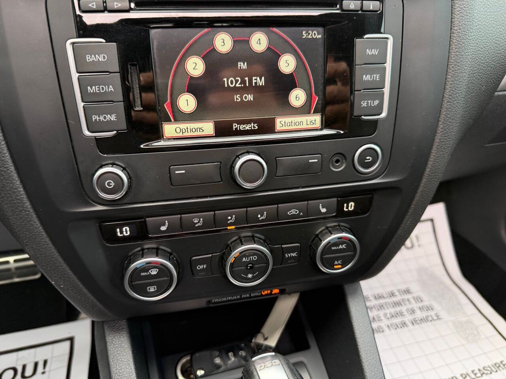 Volkswagen Jetta Sedan Vehicle Full-screen Gallery Image 28