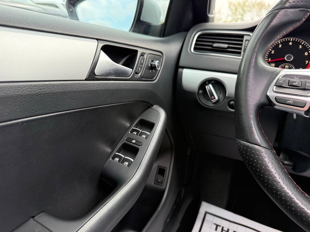 Volkswagen Jetta Sedan Vehicle Full-screen Gallery Image 30