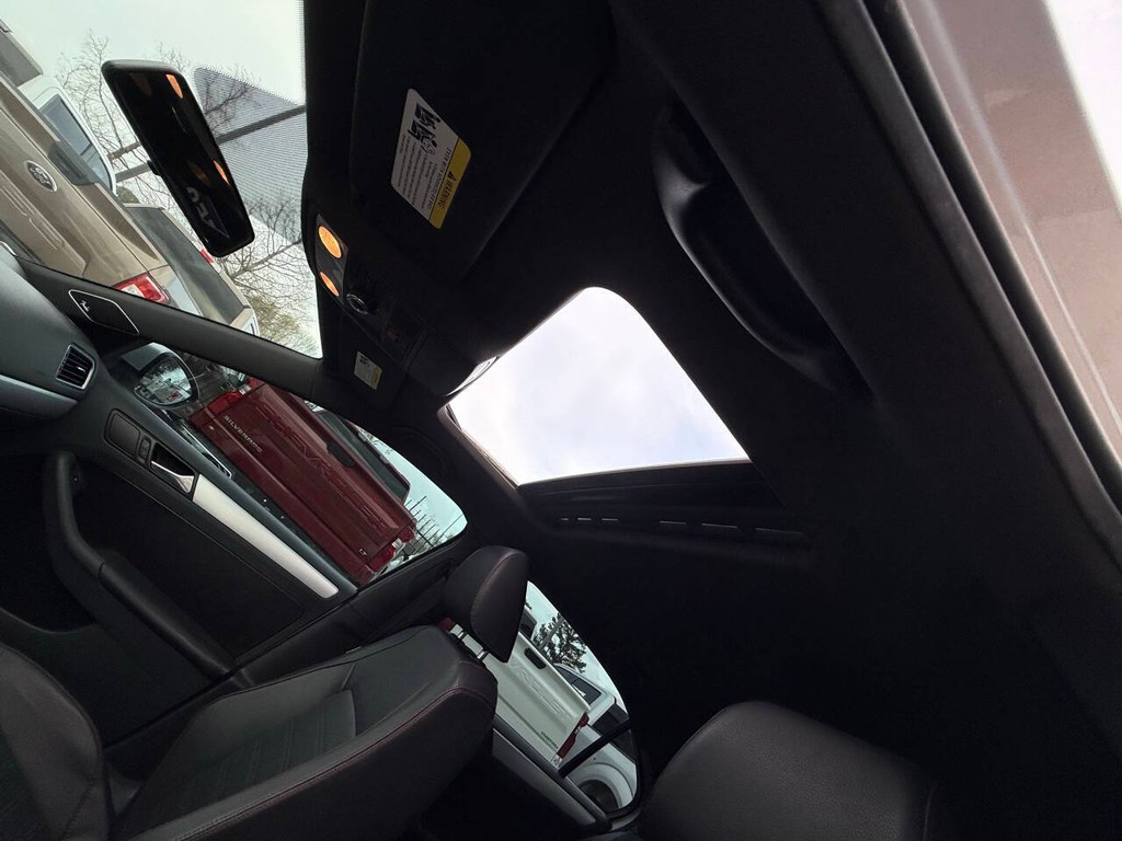 Volkswagen Jetta Sedan Vehicle Full-screen Gallery Image 31