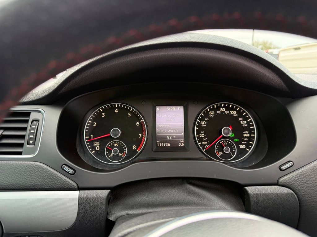 Volkswagen Jetta Sedan Vehicle Full-screen Gallery Image 32