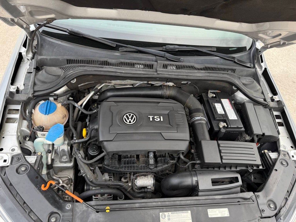 Volkswagen Jetta Sedan Vehicle Full-screen Gallery Image 35