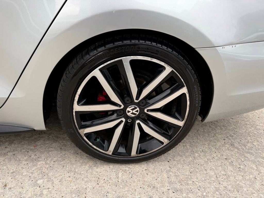 Volkswagen Jetta Sedan Vehicle Full-screen Gallery Image 36