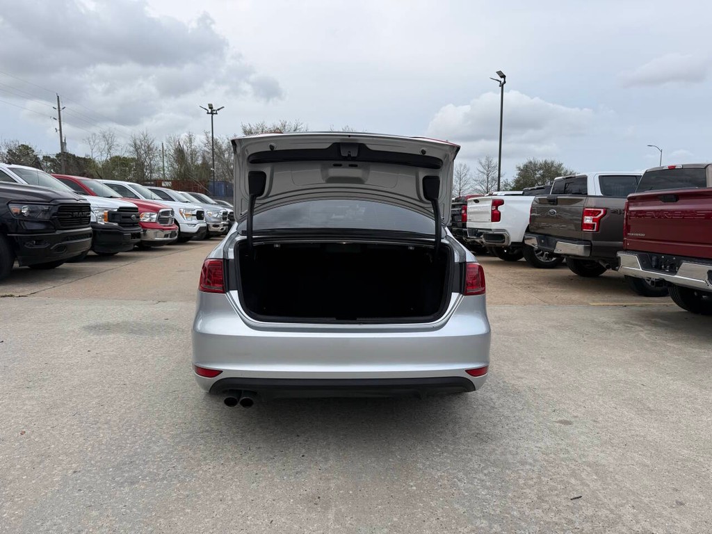 Volkswagen Jetta Sedan Vehicle Full-screen Gallery Image 37