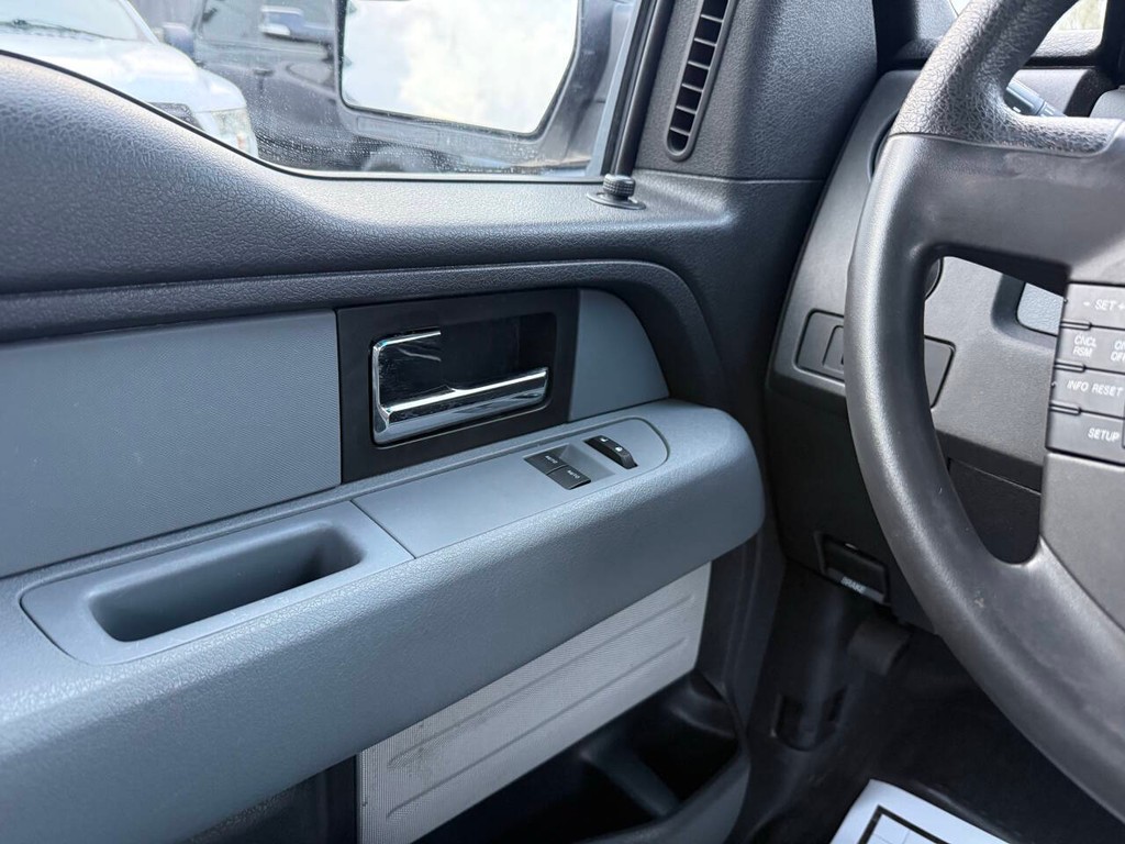 Ford F-150 Vehicle Full-screen Gallery Image 22