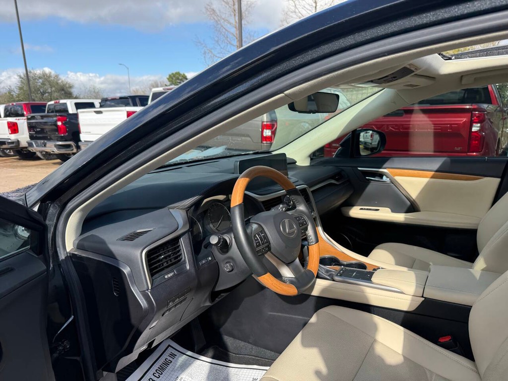 Lexus RX Vehicle Full-screen Gallery Image 06