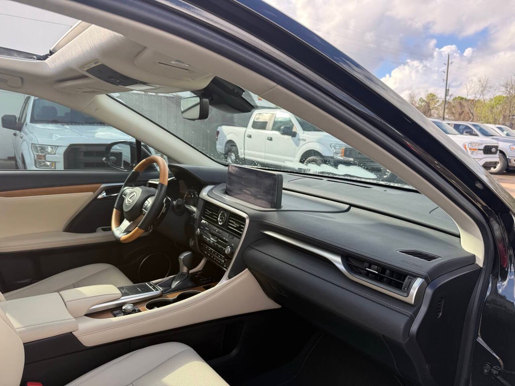 Lexus RX Vehicle Full-screen Gallery Image 09