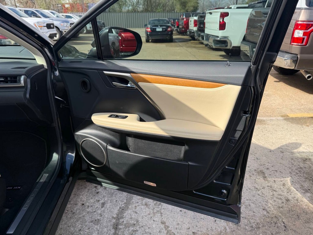 Lexus RX Vehicle Full-screen Gallery Image 11