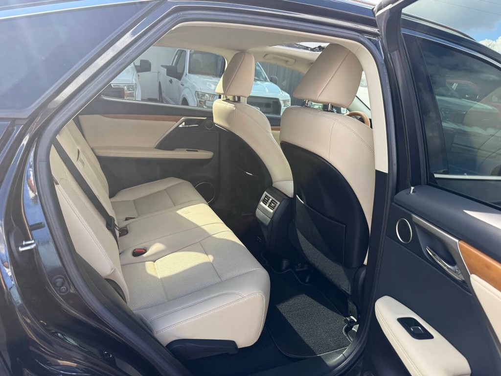 Lexus RX Vehicle Full-screen Gallery Image 15