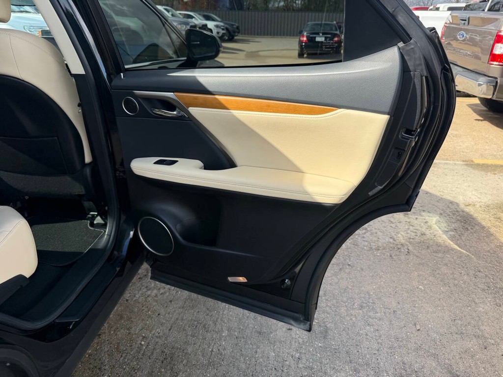 Lexus RX Vehicle Full-screen Gallery Image 16