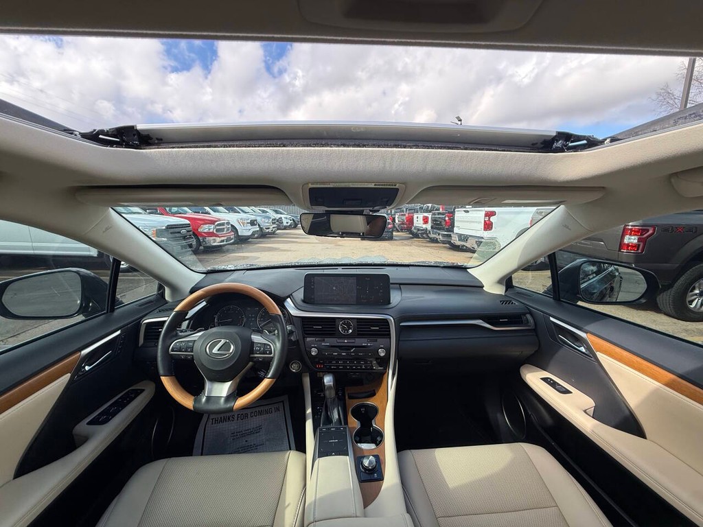 Lexus RX Vehicle Full-screen Gallery Image 18