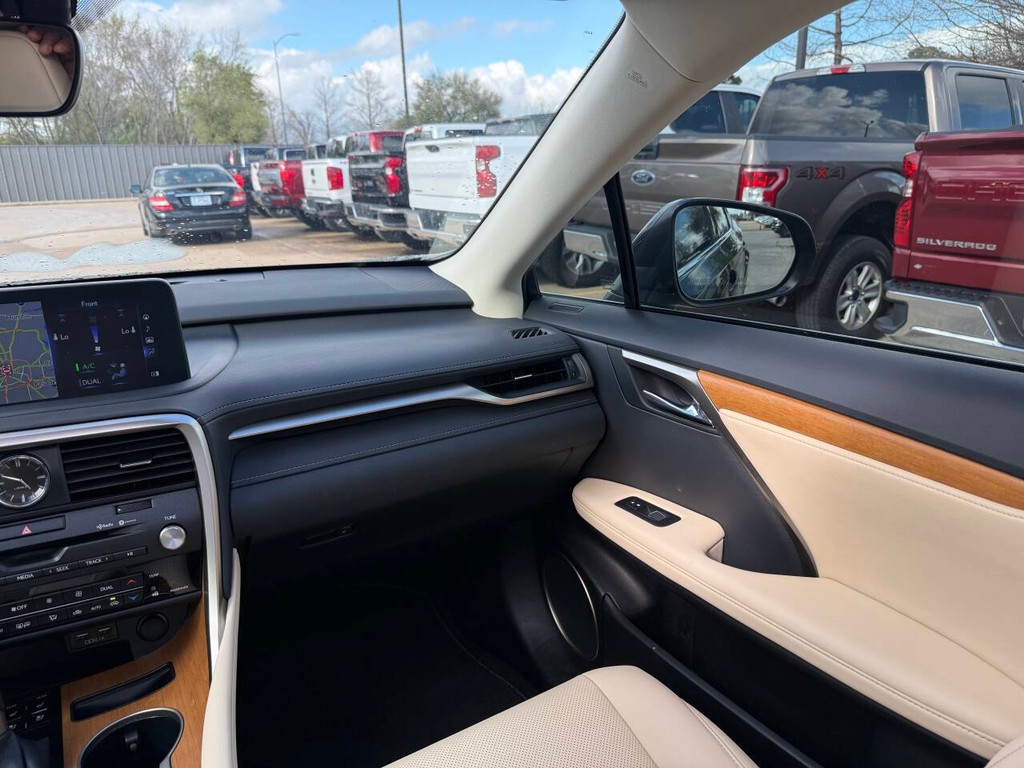 Lexus RX Vehicle Full-screen Gallery Image 20