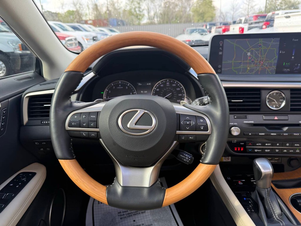 Lexus RX Vehicle Full-screen Gallery Image 22