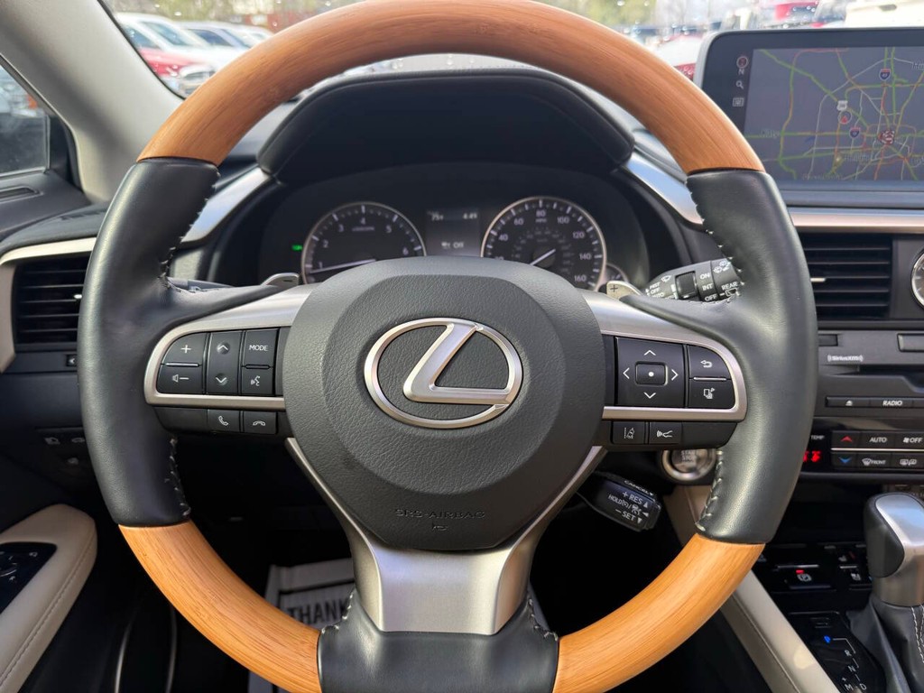 Lexus RX Vehicle Full-screen Gallery Image 23