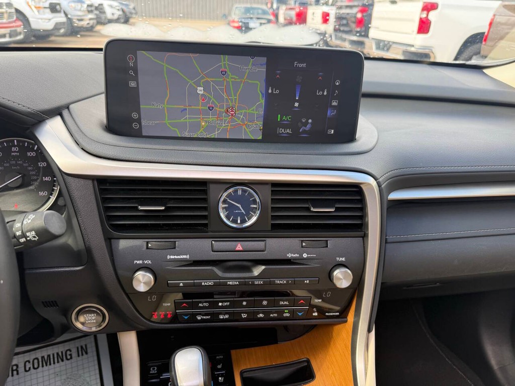 Lexus RX Vehicle Full-screen Gallery Image 24