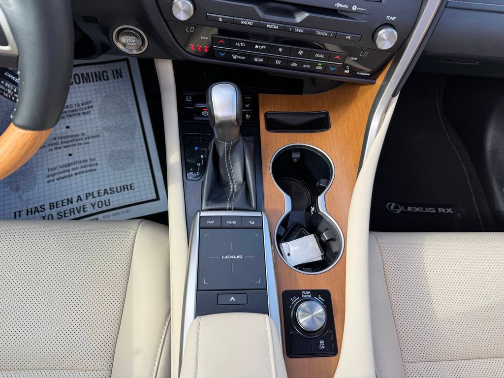 Lexus RX Vehicle Full-screen Gallery Image 28