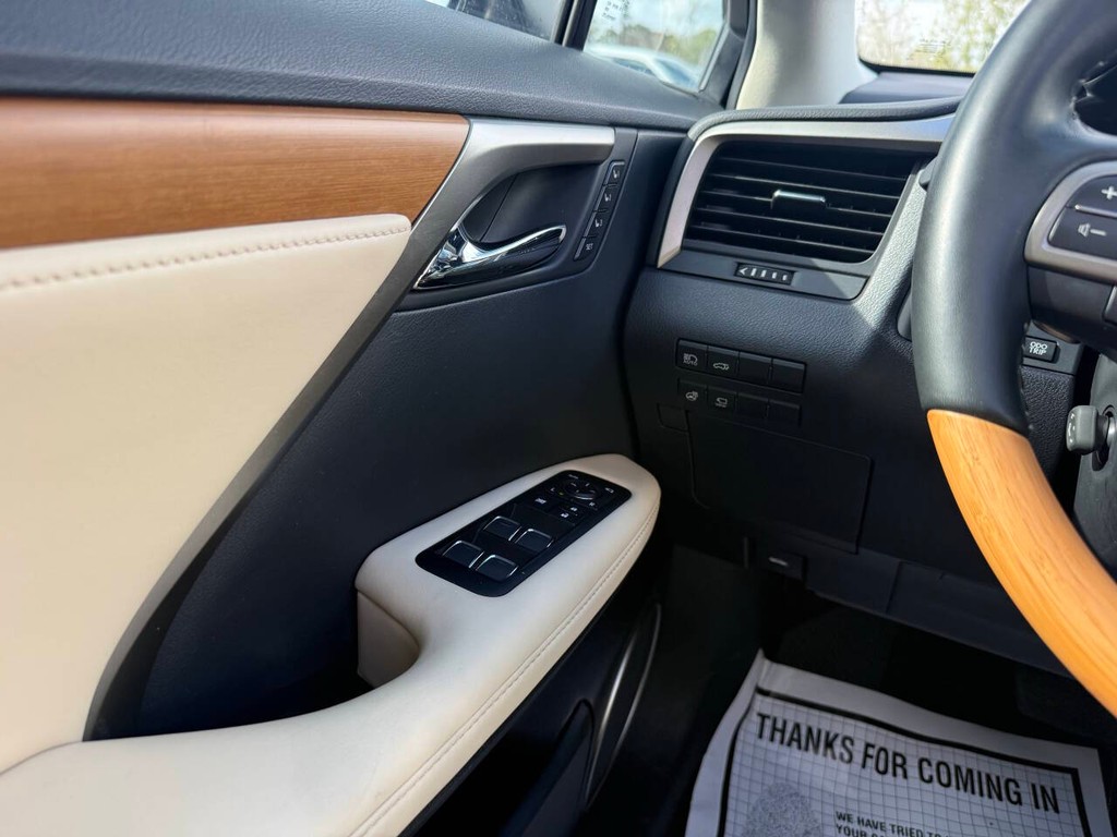 Lexus RX Vehicle Full-screen Gallery Image 29