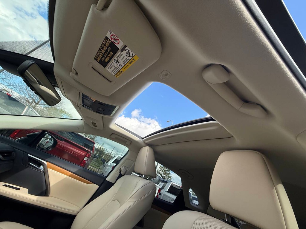 Lexus RX Vehicle Full-screen Gallery Image 30