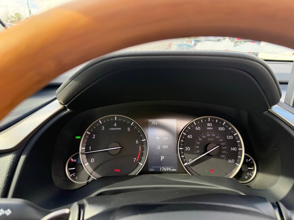 Lexus RX Vehicle Full-screen Gallery Image 31