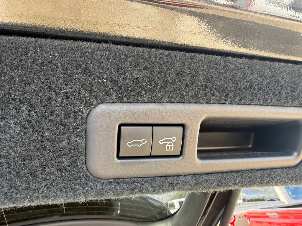 Lexus RX Vehicle Full-screen Gallery Image 37