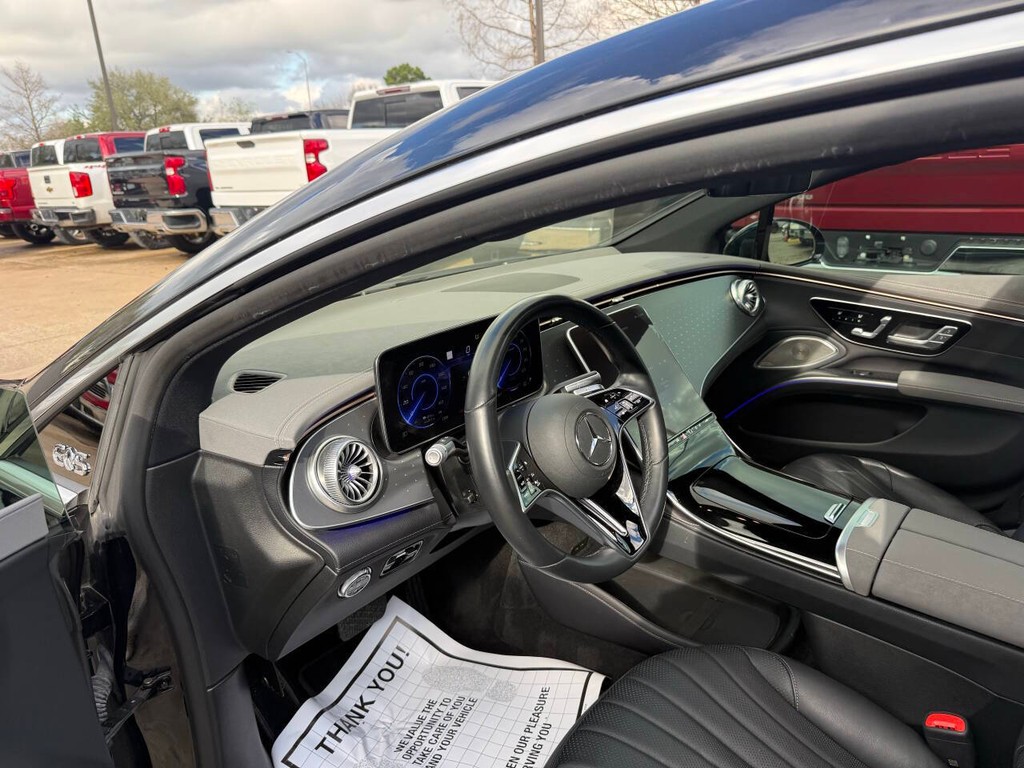 Mercedes-Benz EQS Vehicle Full-screen Gallery Image 06