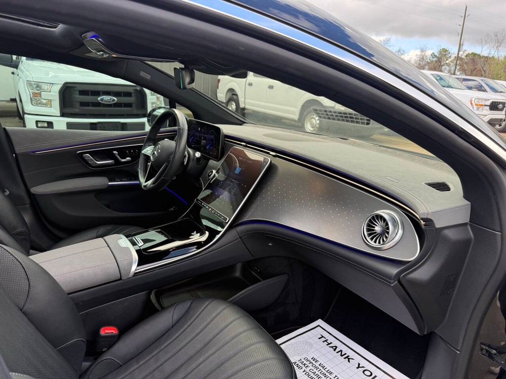 Mercedes-Benz EQS Vehicle Full-screen Gallery Image 09