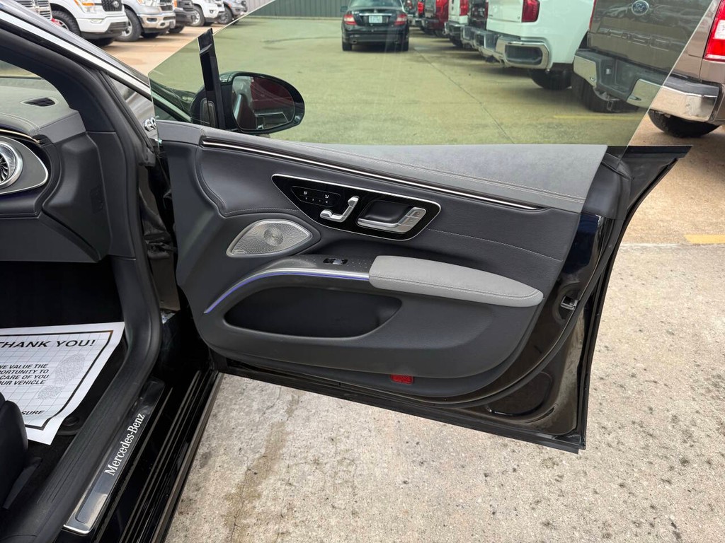 Mercedes-Benz EQS Vehicle Full-screen Gallery Image 11
