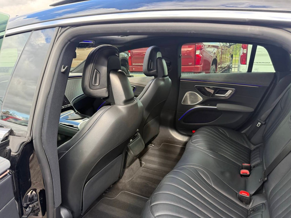 Mercedes-Benz EQS Vehicle Full-screen Gallery Image 12