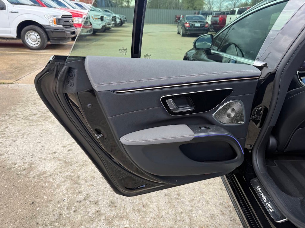 Mercedes-Benz EQS Vehicle Full-screen Gallery Image 14