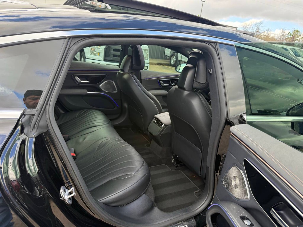 Mercedes-Benz EQS Vehicle Full-screen Gallery Image 15