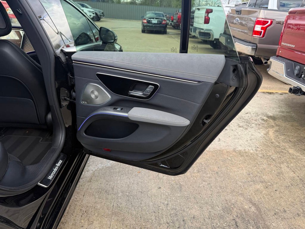 Mercedes-Benz EQS Vehicle Full-screen Gallery Image 16