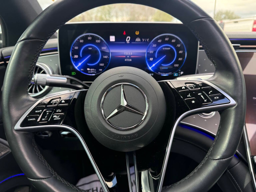 Mercedes-Benz EQS Vehicle Full-screen Gallery Image 23