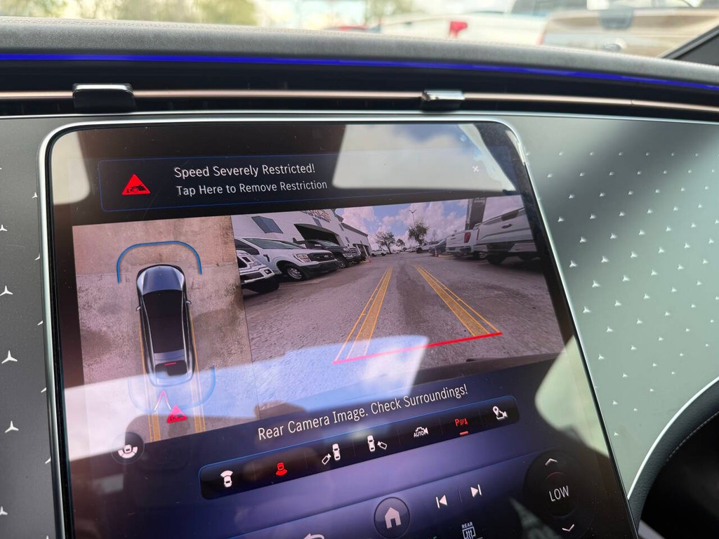 Mercedes-Benz EQS Vehicle Full-screen Gallery Image 26